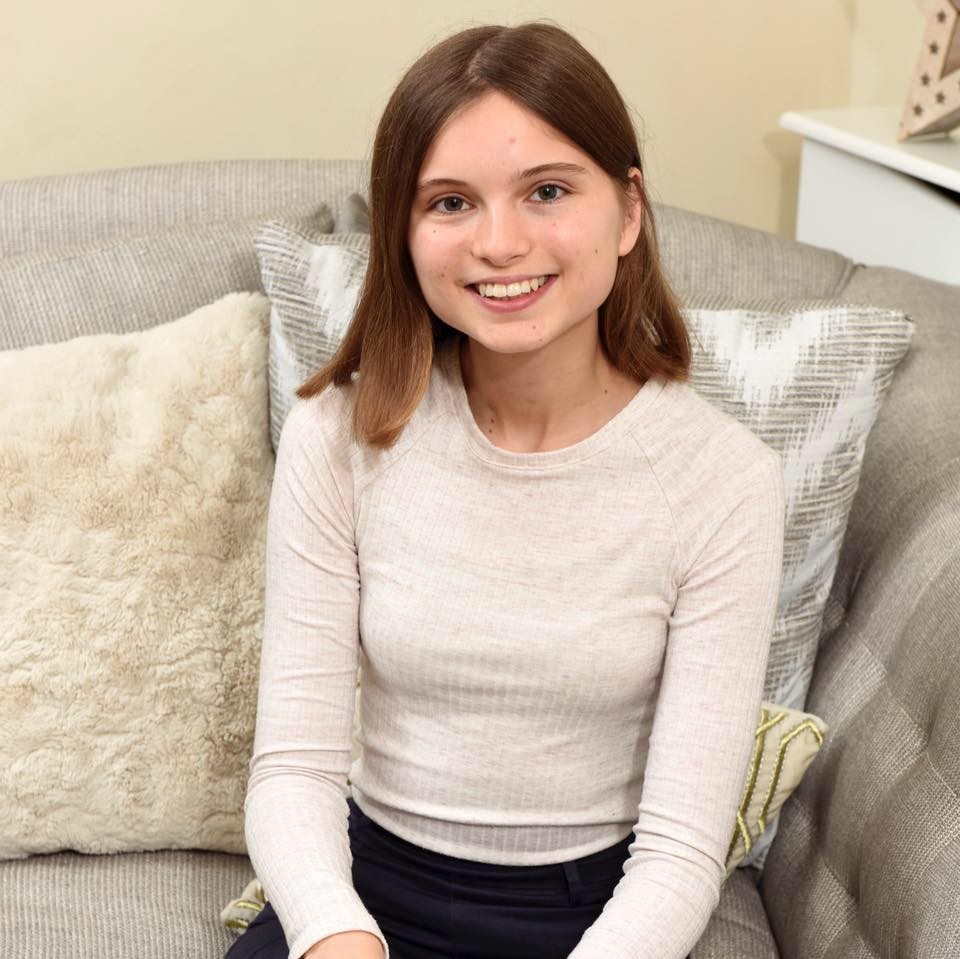 Ellie, ktorá vo veku 14 rokov bojovala so zriedkavým typom rakoviny.