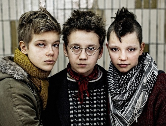 <strong>We are the best!, reż. Lukas Moodysson</strong>
<br><br>
Sztokholm, 1982 rok. Bobo, Klara i Hedvig to zbuntowane 13-latki, które włóczą się po mieście i uważają, że ćwiczenia na w-fie to nuda. Są jednocześnie odważne, silne i bezkompromisowe, ale też niepewne siebie, dziwne i delikatne. Kiedy mama wychodzi do pubu, odgrzewają sobie paluszki rybne w tosterze, stawiają irokezy i piszą piosenki. Zakładają zespół punkowy, mimo że nie potrafią grać na żadnym instrumencie, a wszyscy twierdzą, że punk is dead.