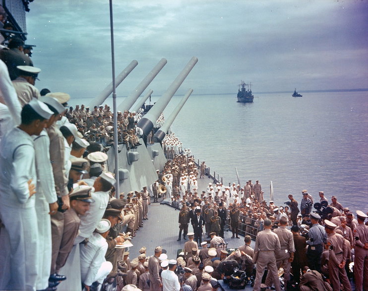 Widok na ceremonię japońskiej kapitulacji na USS „Missouri”