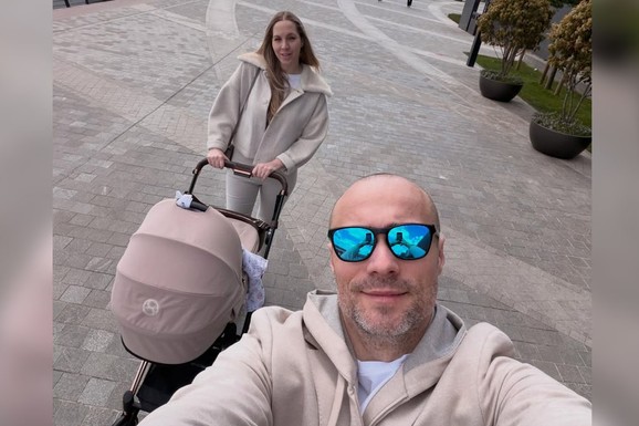 ISKEŠIRAO BOGATSTVO ZA DEČJA KOLICA! Aca Sofronijević izveo ćerku Taru i ženu u šetnju, prizor srećne porodice oduševio "MOJ ČAROBNI SVET"