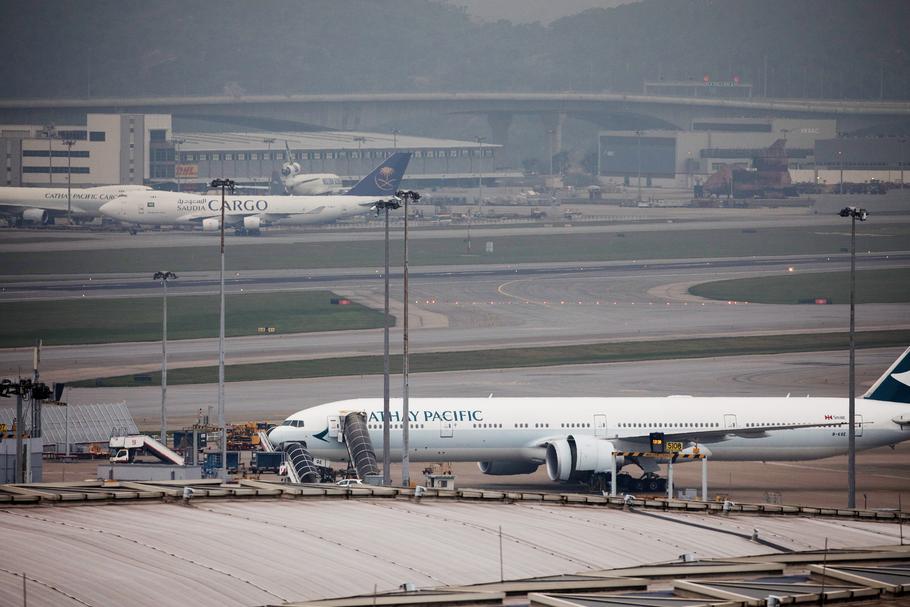 Samoloty zaparkowane na międzynarodowym lotnisku w Hongkongu. 14 marca 2019 r.