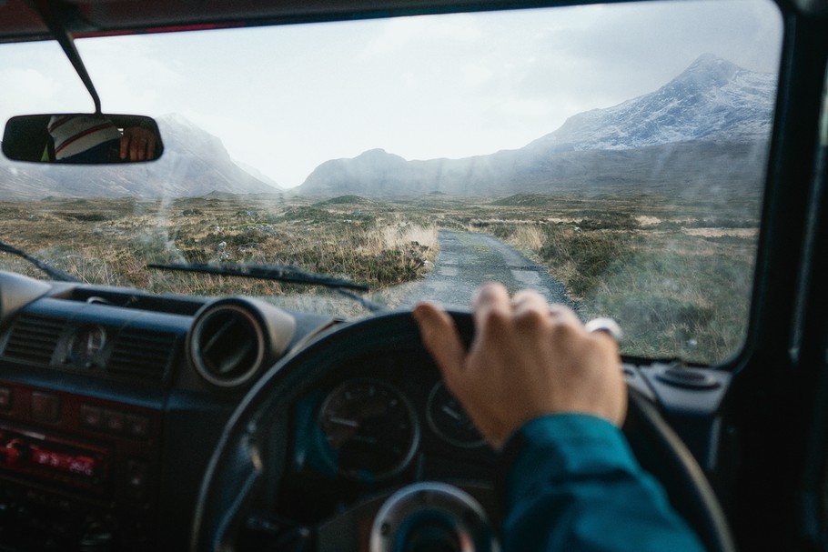 Przepiękną Szkocję można zwiedzać za kierownicą Land Rovera Discovery lub Defendera. Dzień off-roadu to spory wydatek550 GBP