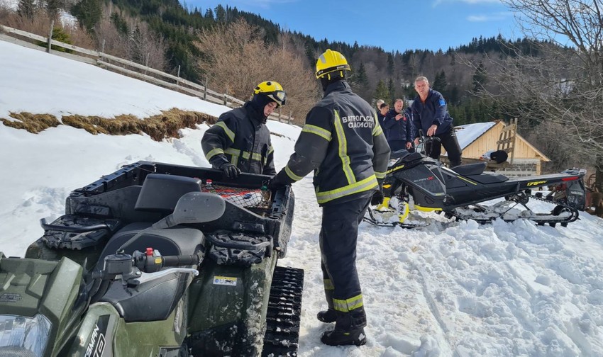 Vatrogasci motornim sankama dostavljali hranu i lekove narodu u zavejanim selima