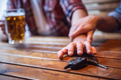 Alkoholt fogyasztott? Tudja meg, mikor ülhet újra volán mögé!