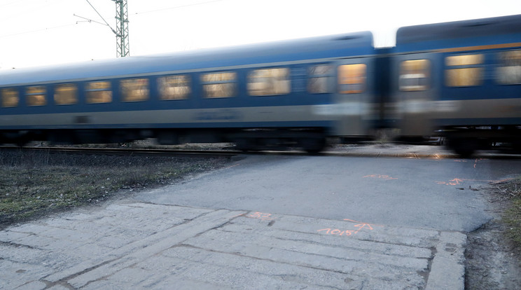 Leszakadt vezeték miatt késnek a vonatok Budapest és Szolnok között. / Fotó: Fuszek Gábor