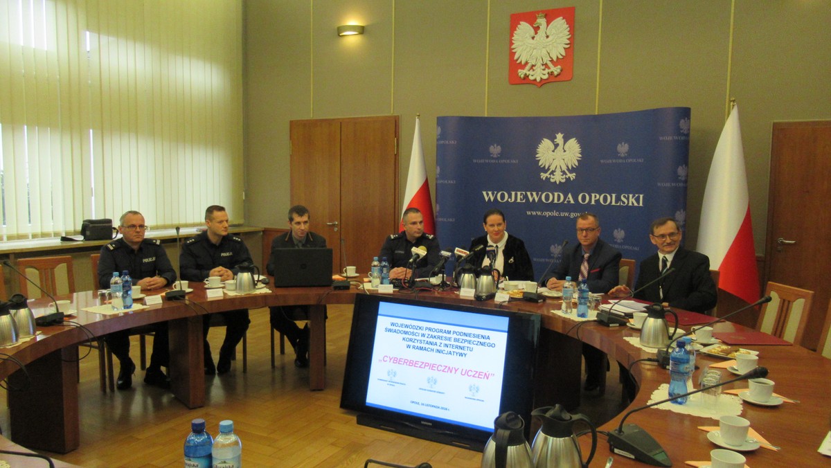 - Dzieci najbardziej boją się odłączenia laptopa od Internetu, a nie zdają sobie sprawy z istnienia poważnych zagrożeń – stwierdziła dziś na konferencji opolska policja, kurator oświaty oraz wicewojewoda. W Opolu rusza edukacyjny program "Cyberbezpieczny uczeń", który ma uświadomić władze szkoły, nauczycieli, rodziców, a przede wszystkim dzieci jak ustrzec się przed niebezpieczeństwami, jakie czyhają na nie w Internecie.