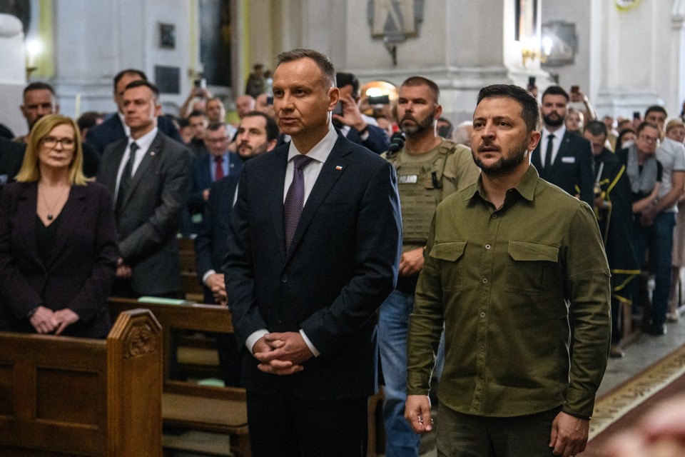 Andrzej Duda i Wołodymyr Zełenski w katedrze św. Apostołów Piotra i Pawła w Łucku