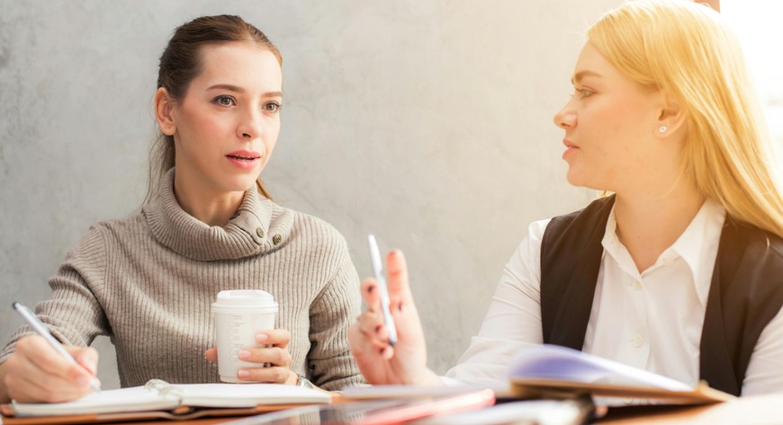 Coffee Break Networking działa w formule, która sprzyja autentycznym kontaktom. Kameralne grono, wygodna przestrzeń w budynku BETA WPT, dobre śniadanie i kawa, która budzi nie tylko do życia, ale i do działania. 