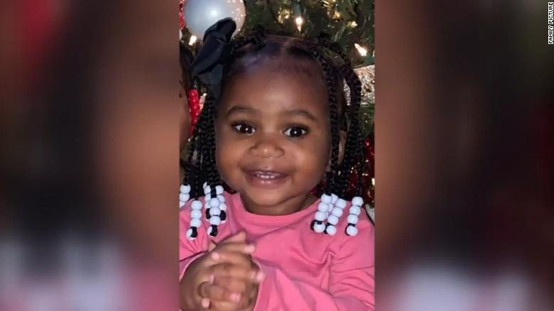 Roczna dziewczynka zmarła po tym, jak została postrzelona przez 8-latka bawiącego się bronią swojego ojca