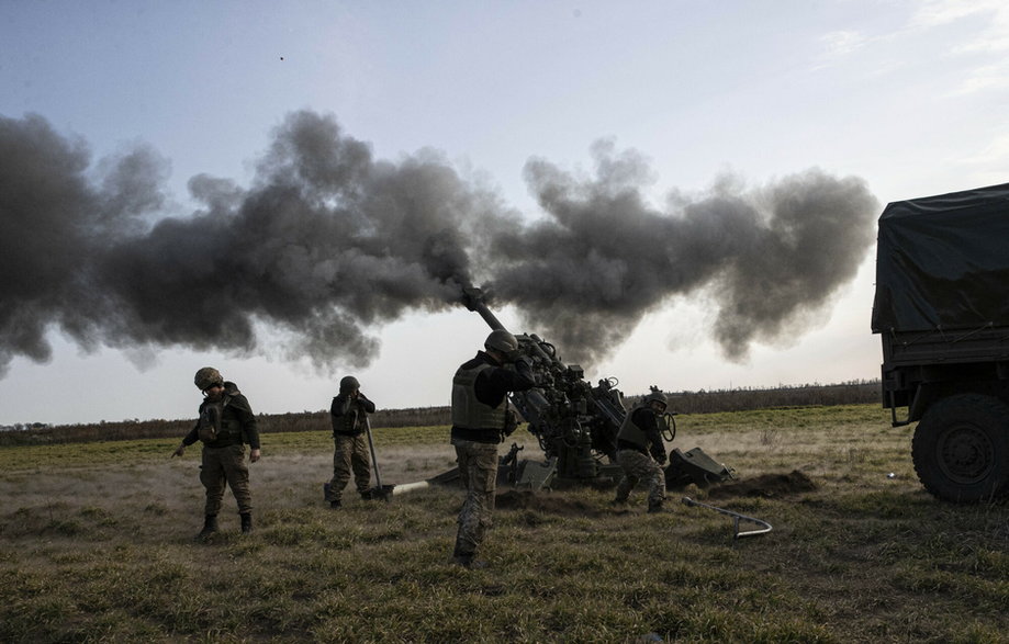 Ukraińska haubica strzelająca do punktów kontrolowanych przez wojska rosyjskie w obwodzie chersońskim, 5 listopada 2022 r.