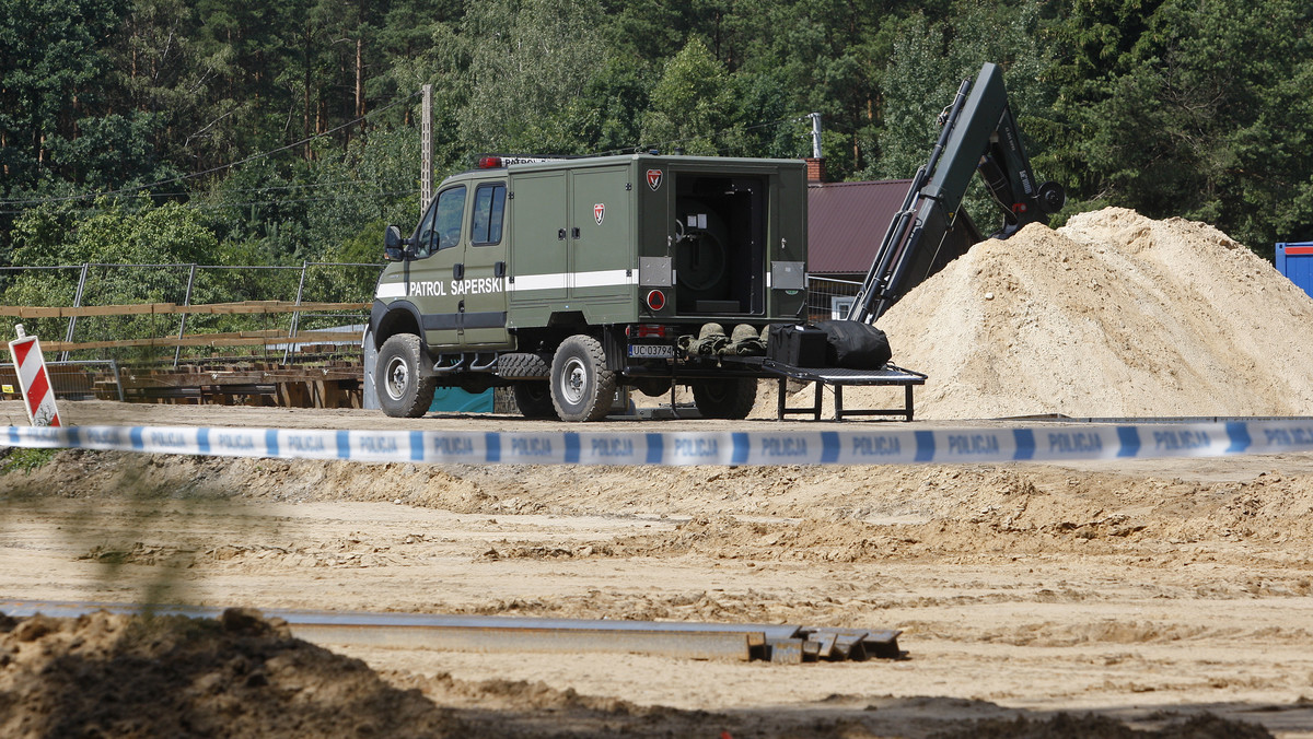 Saperzy podnieśli i wywieźli dziś po południu półtonową bombę z II wojny światowej znalezioną w Białymstoku na budowie ulicy Ciołkowskiego. Akcja trwała od godz. 3. Na jej czas, ok. 10 tys. osób musiało opuścić swoje domy i mieszkania.