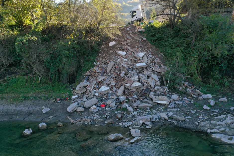 Lim kupi smeće da bijelopoljskih deponija i nosi ga u Srbiju