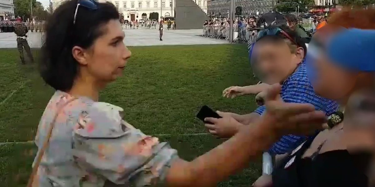 Kim jest kobieta, która uderzyła demonstrantkę? Jej ojciec jest blisko premiera