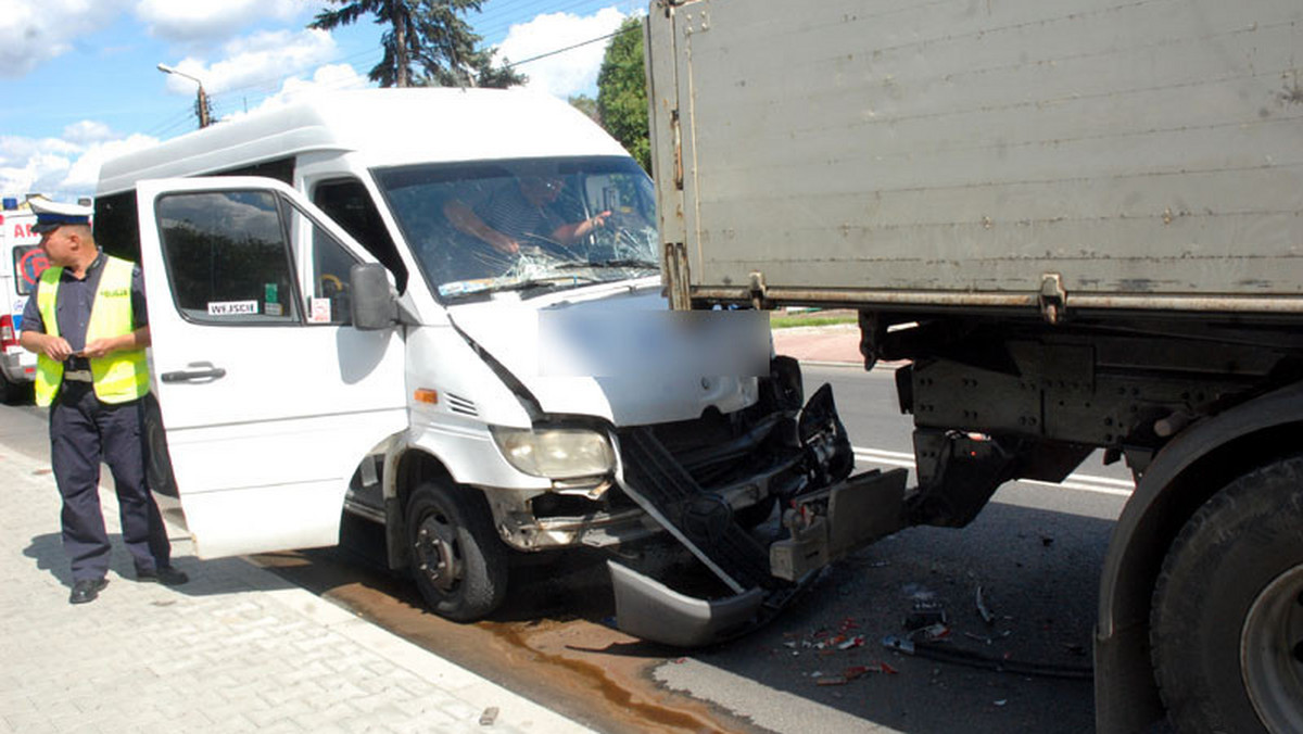 Dziesięć osób, w tym pięcioro dzieci, zostało lekko rannych w wypadku na krajowej 28. Tuż przed Wadowicami ok. godziny 12 bus relacji Oświęcim - Wadowice najechał na tył ciężarówki.