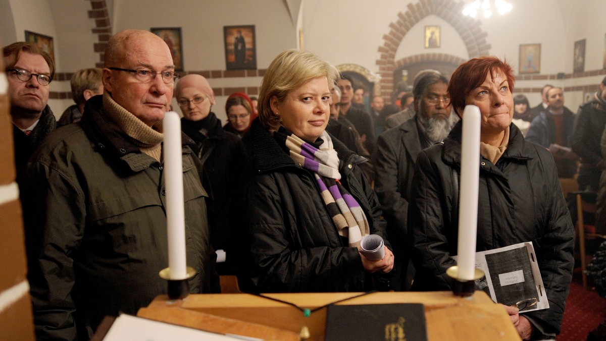 Przewodnicząca niemieckiej partii Lewica Gesine Loetzsch wezwała do "wypróbowania dróg do komunizmu", wywołując tym oburzenie wśród polityków. Bawarska chadecja zagroziła dzisiaj wnioskiem o delegalizację Lewicy.