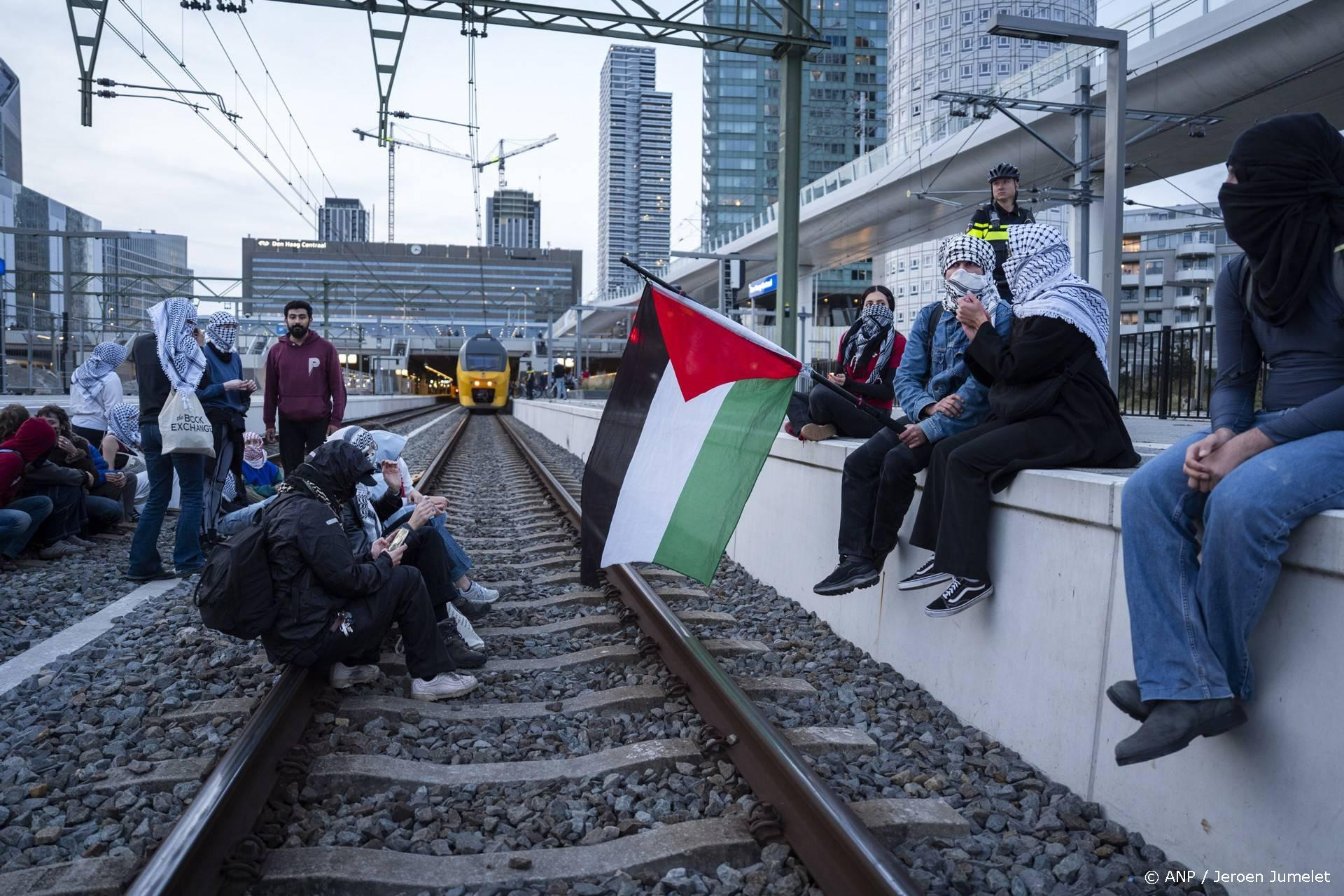 Van Oosten veroordeelt spoorblokkade Den Haag: 'levensgevaarlijk'
