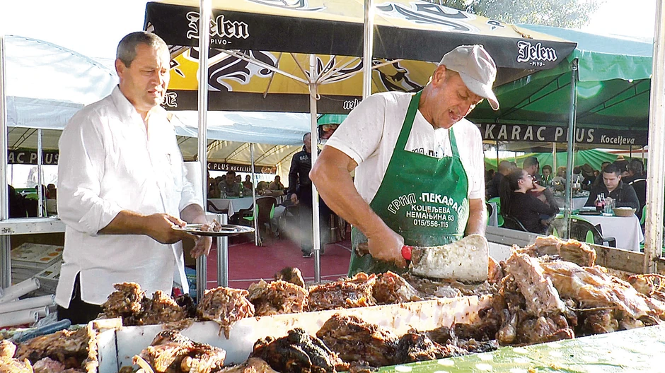 Roštilj, pečenje, ali i dim i prašina, sastavni su deo atmosfere