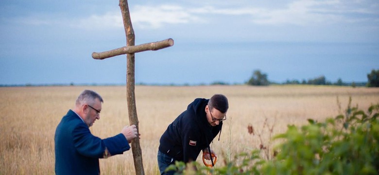Morawiecki oddał hołd pamięci ofiarom Rzezi Wołyńskiej. Wkopał symboliczny krzyż