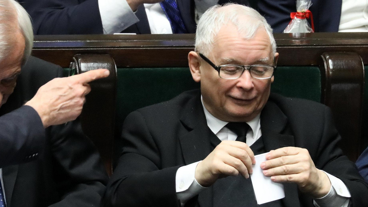 Niemal 40 proc. dla PiS i nieco ponad 30 proc. dla Koalicji Europejskiej - tak wyglądają wyniki sondażu do PE Instytutu Badań Pollster dla "Super Expressu". Na najniższym miejscu podium uplasowała się Wiosna Roberta Biedronia.