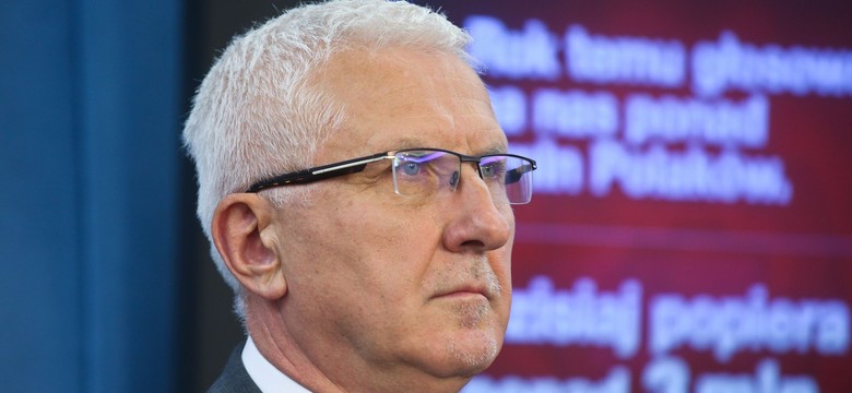 Tyszkiewicz: Zawód samorządowca to zawód podwyższonego ryzyka. Prezydent Nowej Soli pokazuje napis,w którym grożą mu śmiercią