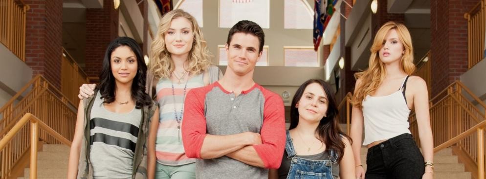 <strong>The Duff</strong>
<br></br>
Bianka jest pewną siebie licealną luzarą, dopóki nie dowiaduje się, że jest też DUFF (Designated Ugly Fat Friend), czyli #tą brzydką i grubą. Jej przyjaciółki potrzebują kogoś takiego, żeby na jego tle wypadać lepiej, a ci którzy chcą do nich dotrzeć – żeby mieć punkt zaczepienia. Rzecz w tym, że ona wcale nie ma na to ochoty. Brutalnie uświadomiona przez Wesley'a postanawia rozprawić się ze szkolną rzeczywistością. Zanim jednak uda jej się przekonać świat, że jest pełnowartościową i do tego atrakcyjną Bianką, będzie musiała zejść na samo dno youtube'owego upokorzenia i facebook'owego niebytu, oraz przełknąć gorzkie rozczarowanie po ulokowaniu uczuć w niewłaściwym adresacie. Cała nadzieja w tym, że niezależnie od tego, jak wyglądasz, zawsze znajdzie się ktoś, kto będzie Twoim DUFF. (opis dystrybutora) 
<br></br>
Reżyseria: Ari Sandel | Kraj produkcji: USA | Czas trwania: 101 minuty
<br></br>