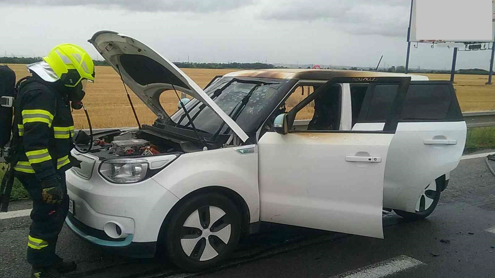 Elektromobil skončil v plameňoch.