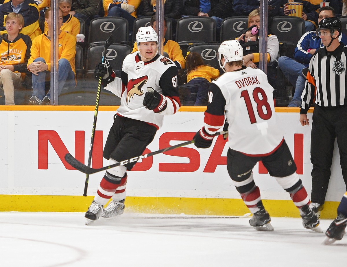 Radość hokeistów Arizona Coyotes (od lewej: Lawson Crouse i Christian Dvorak)