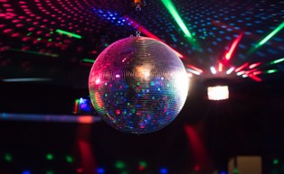 Katalonia wydała zgodę na próbne nocne imprezy. Nie będzie na nich obowiązywał dystans społeczny