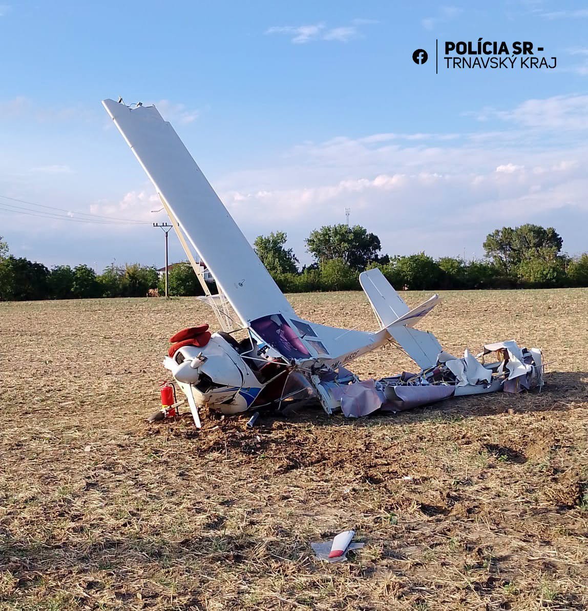 Pád malého lietadla pri Sládkovičove si vyžiadal dve zranené osoby. 