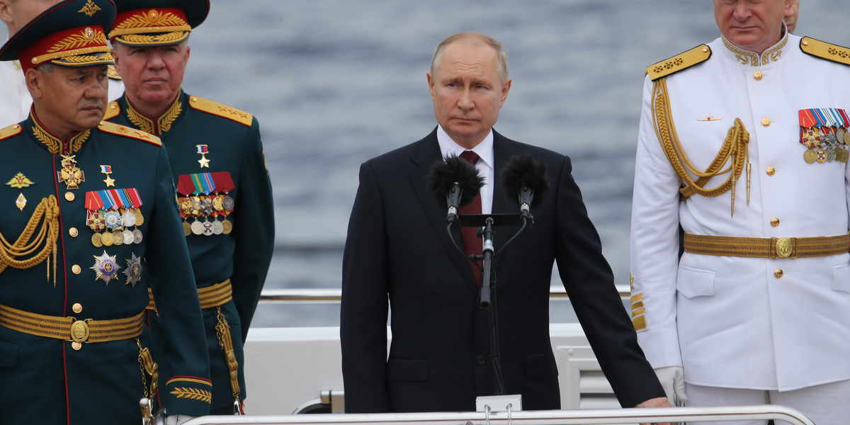 Władimir Putin w otoczeniu wojskowych