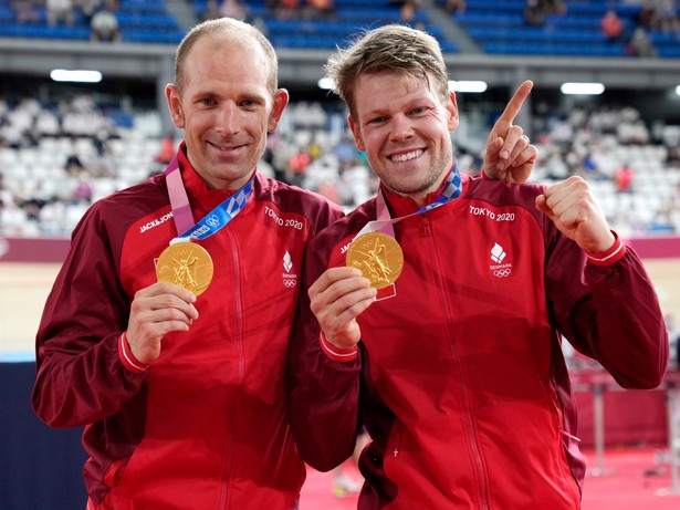 Michael Morkov (L) i Lasse Hansen (P) po ceremonii medalowej