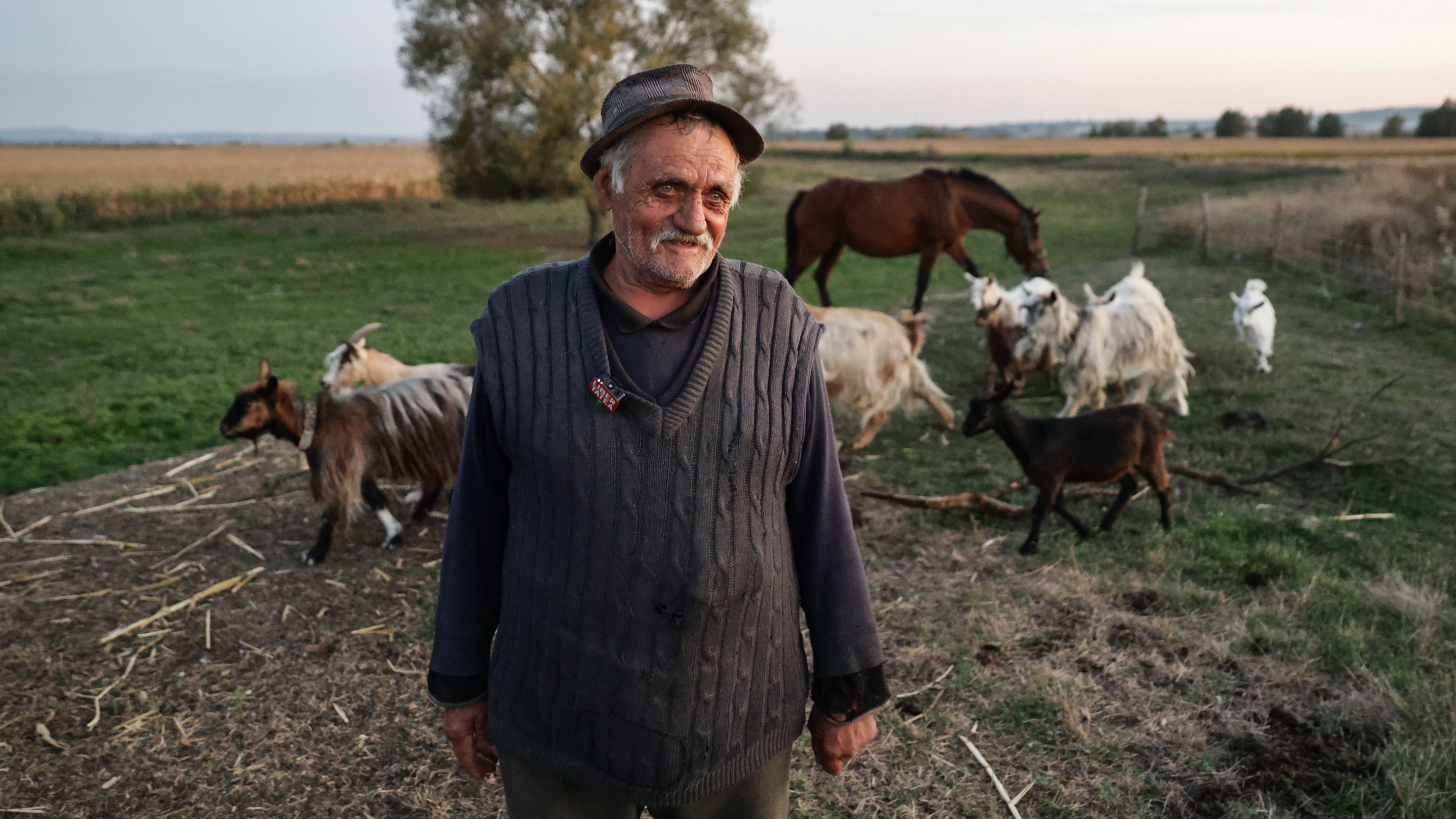Bătrânul de la marginea lumii. Mesaj pentru politicieni: „Ce mănânci tu, aşa şi ceilalţi. Noi am fost 14 copii, ce-o mâncat tata, ne-o dat şi nouă, nu că el a mâncat carnea, şi noi borşul” 