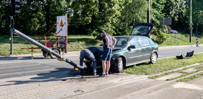 Osobówką skosił sygnalizator na al. Unii