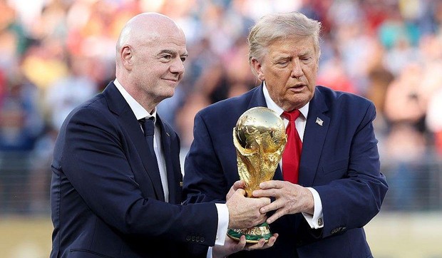 Predsednik FIFA Đani Infantino i šef Bele kuće Donald Tramp dodelili su trofej prvaka sveta reprezentativcima Španije | Foto: Getty Images