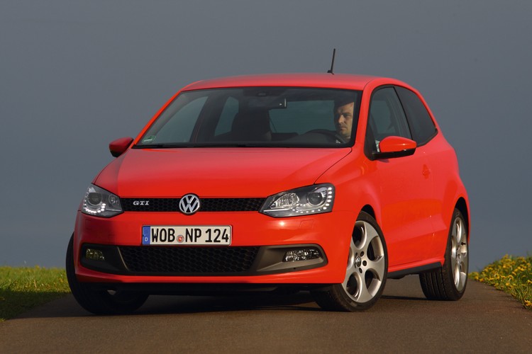 Seryjnie polo GTI wyposażone jest w ESP wraz z XDS, centralny zamek, klimatyzację, radio z CD, kierownicę obszytą skórą z łopatkami do zmiany biegów, czołowe i boczne poduszki powietrzne oraz...