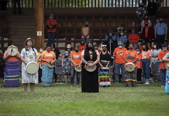 Rdzenni Kanadyjczycy opłakują szczątki 215 dzieci. Krzywdy nadal nie zostały rozliczone
