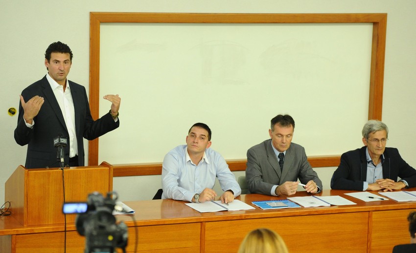 Vanja je bez treme branio Diplomski rad “Plan i program rada škole odbojke na pesku”, za koji je dobio čistu desetku