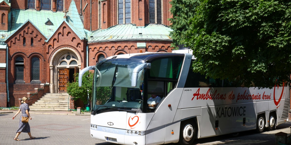 Akcja szczepień na COVID -19 w parafiach województwa śląskiego. Mobilny punkt szczepień przed bazyliką w Katowicach Panewnikach. 