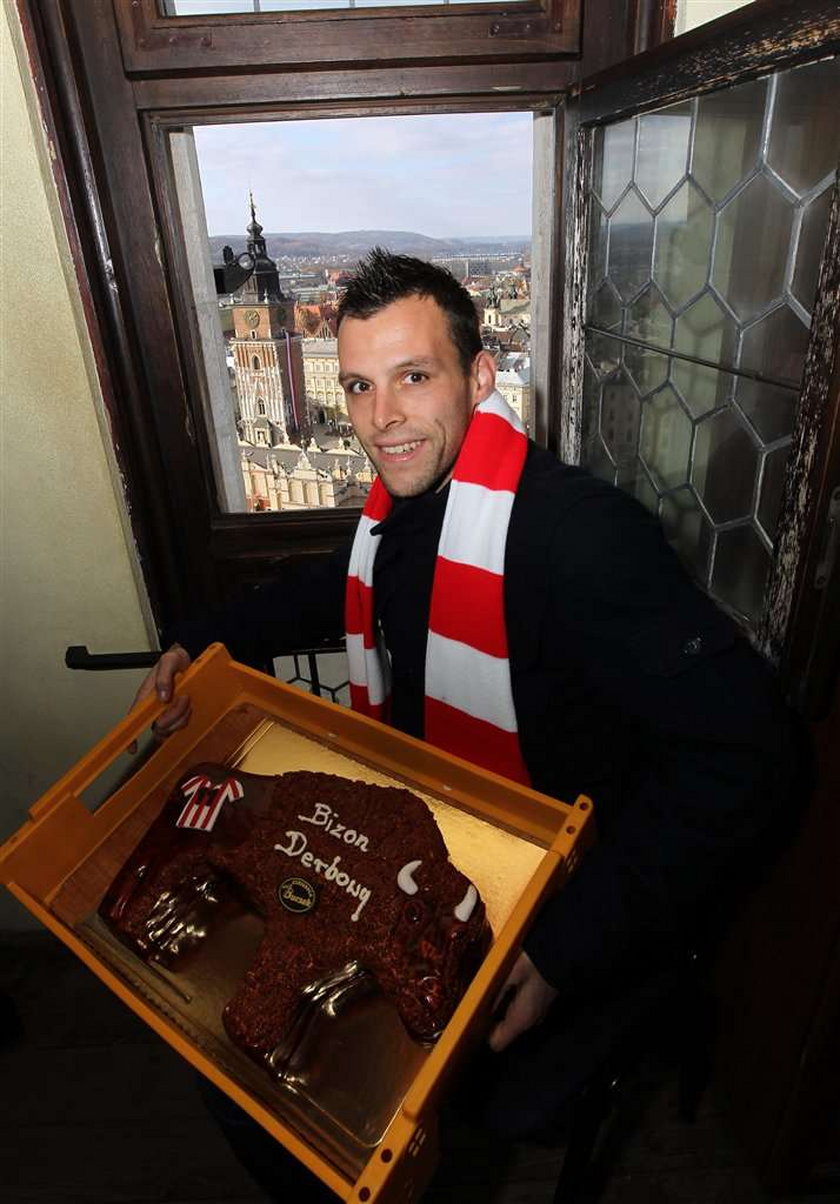 Koen van der Biezen dostał tort na wieży Kościoła Mariackiego za to, że strzelił gola Wiśle w derbach