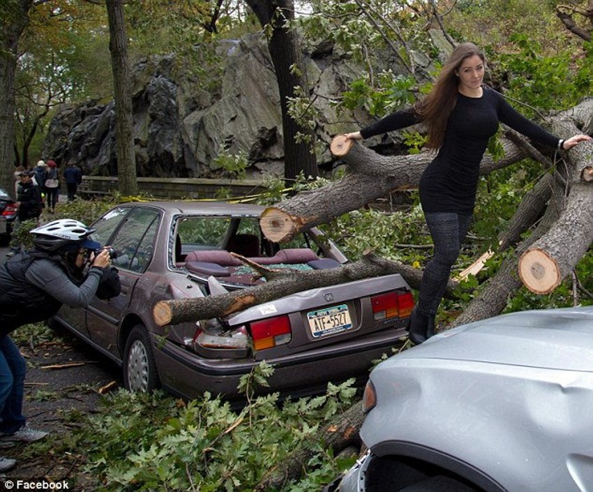 Nana se slikala među smrskanim automobilima