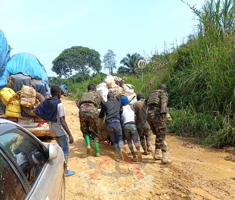 Kenya Defence Forces soldiers deployed to Democratic Republic of Congo under the Quick Reaction Force (QRF) helped stranded motorists at Ofaye along Eringeti – Komanda road in Eastern DRC.