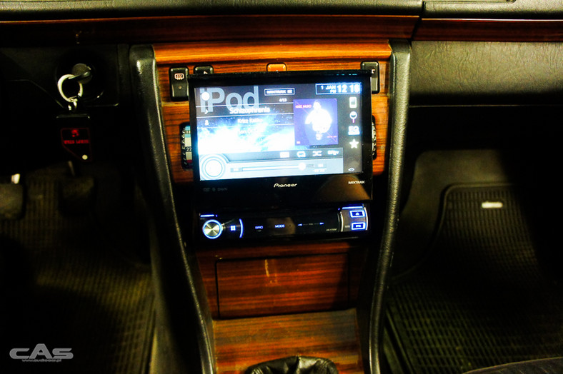 Radio multimedialne w Mercedesie W124