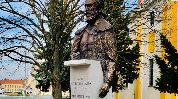 Gróf Batthyány Lajos szobra immár zászló nélkül, hibátlan talapzattal / Fotó: R. Törley Mária