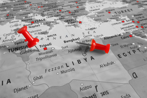 Od 2011 roku Libia jest podzielona między rywalizujące ze sobą frakcje polityczne i wojskowe. Rząd porozumienia narodowego walczy z wojskami generała Haftara, kontrolującymi wschodnią część kraju z centrum administracyjnym w Bengazi.