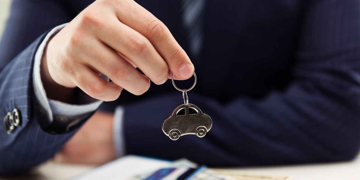 Leasing na samochód używany obejmuje zawarcie umowy cywilnoprawnej pomiędzy leasingodawcą a leasingobiorcą