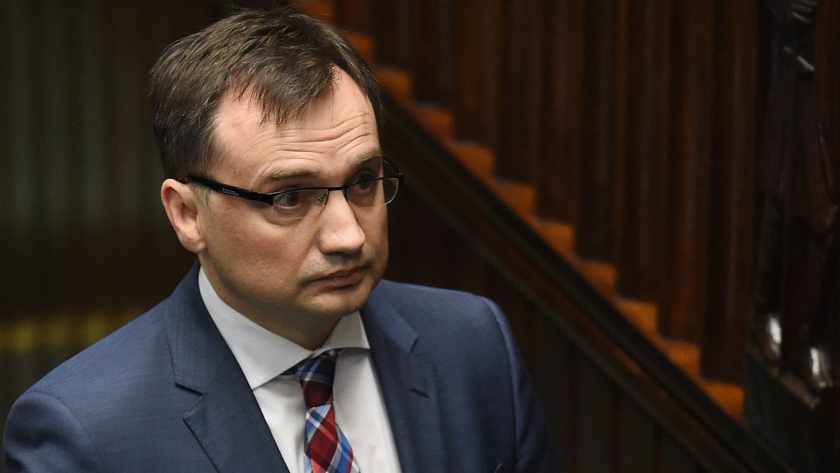 - Wszyscy są równi wobec prawa, dotyczy to również wybitnych lekarzy - powiedział w Sejmie minister sprawiedliwości Zbigniew Ziobro. Odpowiedział w ten sposób na wypowiedź Mariana Zembali (PO) ws. zabezpieczenia dokumentów u biegłych lekarzy ze Śląskiej Akademii Medycznej.