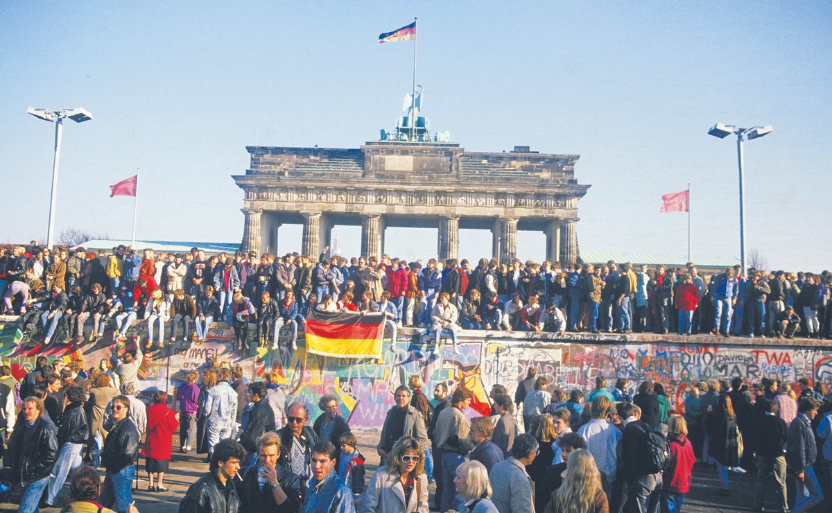 Ludzie gromadzą się przy Bramie Brandenburskiej w Berlinie. 10 listopada 1989 r.