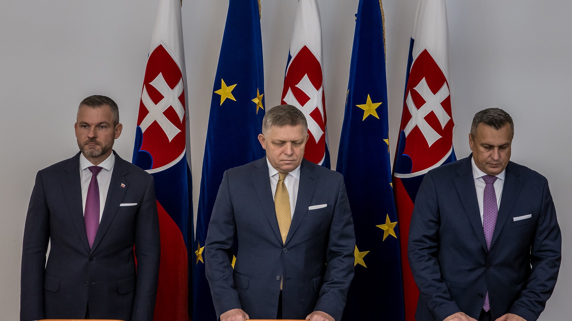 Vývalý predseda strany Hlas a lídri Smer a SNS pri podpise koaličnej zmluvy - archívne foto