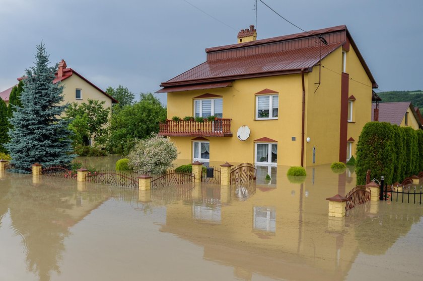 Powódź na Podkarpaciu. Podtopienia domów, zerwany most i zalane drogi