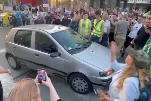 UČESNICI PROTESTA IŠARALI AUTOMOBIL Incident u centru grada tokom okupljanja studenata (FOTO)